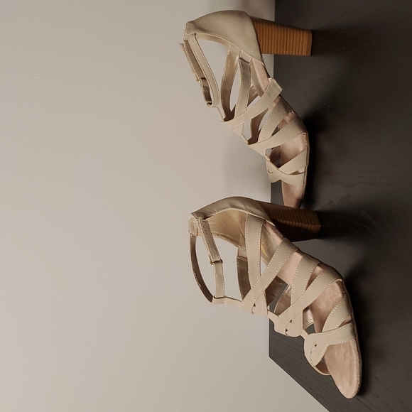 Donated: Aerosoles HeelRest Heels - Picture 6 of 9